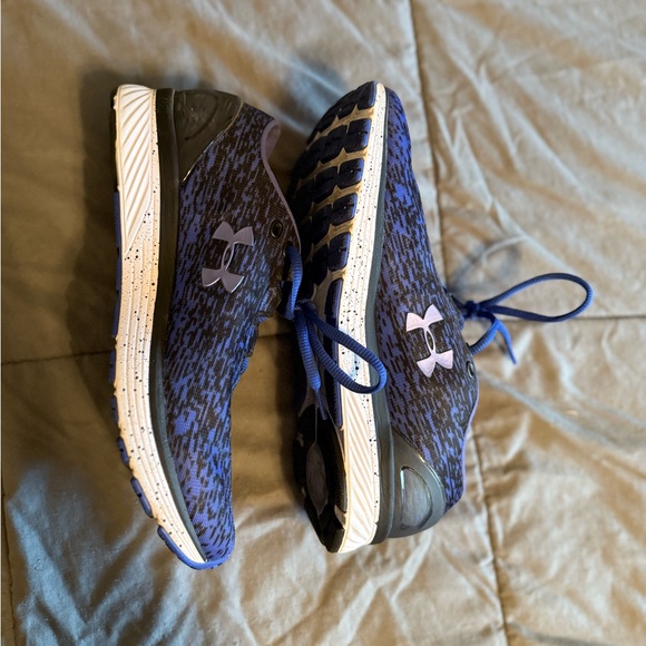 Size 9 Under Armor running shoes - Picture 2 of 4